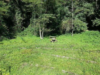 Al di l del Ponte, due tavoli da picnic e altre opere sono ormai a malapena visibili (e del tutto inservibili).