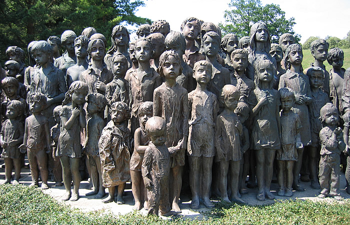 ScuolAnticoli dedica questa immagine del Memorial ai Bambini di Lidice alla finta sinistra, alla destra e alla distruzione della Scuola che esse hanno causato, proseguono e intensificano con rara protervia contro i Bambini e i Ragazzi italiani. Contro il loro futuro. Contro le loro vite.