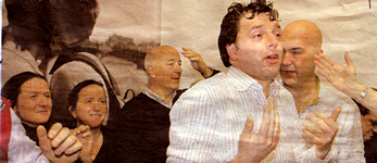 17 febbraio 2009: Matteo Renzi festeggia la vittoria alle primarie del Pid. (Ogni somiglianza delle facce dei suoi supporter con quelle di suore e preti  puramente casuale).