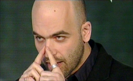 Roberto Saviano a "Che tempo che fa" la sera di mercoled 25 marzo. Alle sue spalle, uno dei molti, ignobili titoli de "Il Corriere di Caserta", il quotidiano contro il quale n il Berlusconi n i suoi ineffabili ambasciatori hanno mai protestato.