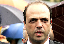 Per la serie "Le grandi figurine ministeriali": Angelino Alfano.