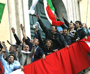 Gli amichetti dell'Alemanno festeggiano la sua elezione a sindaco di Roma (dimenticandosi, per, di ringraziare il Veltroni e il Rutelli che gliel'hanno regalata).