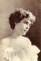 Pearl Cecily Bowen, detta Cissy (18711954) e Raymond Chandler (18881959), sposati nel 1924 quando lei aveva 53 anni e lui 36. Alla morte di Cissy, Chandler dichiar di odiare la vita che gli restava.