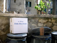 Un �egregio� signor esercente, la mattina del 4 maggio 2009 in piazza delle Ville, non solo non ha smaltito lo scatolone delle fette biscottate nella campana bianca, ma prima di abbandonarlo su un bidone dell�indifferenziata non l�ha neanche tagliato! 