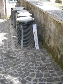 Un “egregio” signore (o una “gentile” signora) giovedì 13 maggio 2009, in piazza delle Ville, hanno pensato bene di appoggiare al bidone dei rifiuti comuni la grossa scatola di cartone che vedete qui sotto...