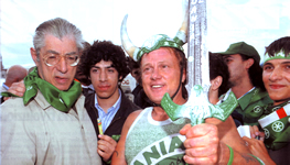 Per la serie "Facce da Celti": Umberto, Renzo Bossi e un signore con le corna in testa.
