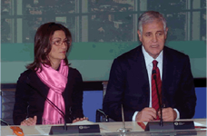 Roberto Formigoni con Mariastella Gelmini e Letizia Moratti con Stan Laurel. (Fra tutti e quattro, ci scusiamo con Stan Laurel)