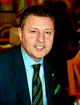 Il senatore leghista Sergio Divina, immortalato col suo bravo moccichino verde dordinanza, e, a destra, un articolo che lo riguarda (tratto dal sito http://www.brunodorigatti.it/)