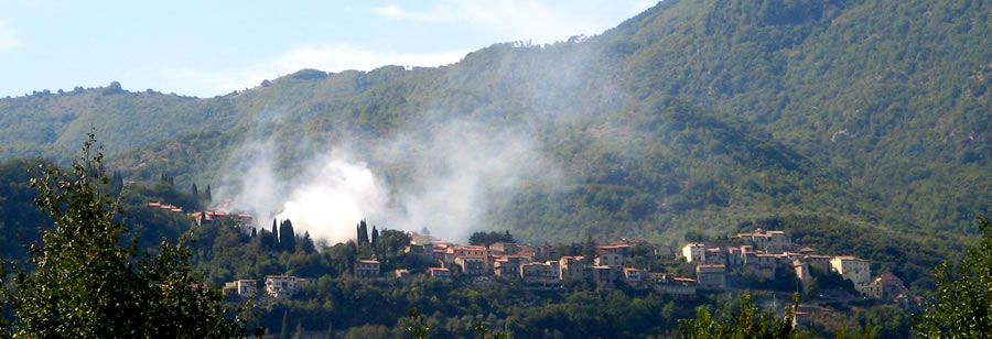 "Ucci ucci, sento odor di cristianucci" (Anticoli Corrado, venerdì 25 settembre 2009). Anticoli a ferro e fuoco? Niente paura: è "solo" un orco che per il secondo giorno consecutivo affumica i Bambini della scuola e tutto il paese. Per farsi uno speck di cristianucci?