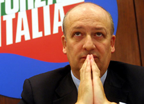 Per la serie "Mettetevi nei nostri panni: con Berlusconi al gabbio, noi finiremmo a dormire sotto i ponti": Sandro Bondi, Fabrizio Cicchitto e Maurizio Gasparri.