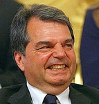 Dalla faccia si capisce che cerca di trattenersi, ma non ce la fa. Strano. In fondo non  mica tanta la strada che gli impulsi cerebrali devono percorrere...