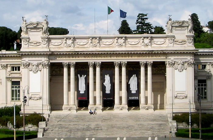 1. La Galleria nazionale dArte moderna vista dalla scalinata di Villa Borghese. Allinterno della mostra non si potevano scattare fotografie. Le immagini che seguono, quindi, sono del lungo viaggio da Anticoli Corrado a Villa Borghese...