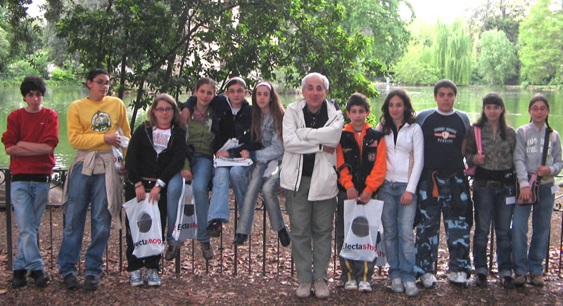 22. Questa  la sola fotografia esistente del Prof con la pluriClasse 2005 - 2008/2006 - 2009, e purtroppo  mossa, poco contrastata e col Prof bloccato in una ridicola espressione da insegnante che si sta accorgendo che la turista straniera, a cui ha chiesto di scattare la foto, la sta scattando mossa, poco contrastata e col Prof bloccato in una ridicola espressione... ecc., ecc.