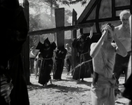 Niente paura: non sono gli Studenti del professor Rusconi che fanno prevenzione, ma due fotogrammi della scena della processione ne "Il Settimo Sigillo" (1957), di Ingmar Bergman. Cliccali per ingrandirli!