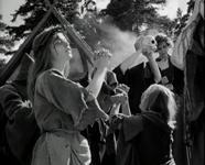 Niente paura: non sono gli Studenti del professor Rusconi che fanno prevenzione, ma due fotogrammi della scena della processione ne "Il Settimo Sigillo" (1957), di Ingmar Bergman. Cliccali per ingrandirli!