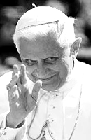 Tino Carraro, nella parte di Don Abbondio, ne "I Promessi Sposi" di Sandro Bolchi (1967), e Joseph Ratzinger, nella parte di Benedetto XVI (2009), durante unudienza e mentre respinge labbraccio della signorina Susanna Maiolo.