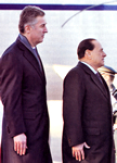 Per la serie "Quando si pu fare il pagliaccio e quando no": a sinistra, il Berlusconi allontana da s un ministro serbo che mette troppo in risalto la sua mediocre statura; a destra, il Berlusconi si guarda bene dal fare lo stesso col Djukanovic.