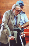 Per la serie "La parte migliore del Paese": a sinistra il Brunetta durante una delle sue esibizioni, a destra il Mangano (boss mafioso che fu "stalliere" ad Arcore) durante uno dei suoi processi.