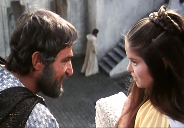 Bekim Fehmiu (Ulisse) e Barbara Bach (Nausicaa) nell'"Odissea" diretta da Franco Rossi e prodotta dalla Rai nel 1968.