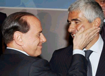 Per la serie "Va' avanti tu, ch a me mi viene da ridere": "Beppe" Fioroni fa la fila dietro al Casini per una carezza dell'Unto.