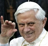 Per la serie "Si chiude!": Joseph Ratzinger si diverte mentre il vero papa, Tarcisio Bertone, si preoccupa.