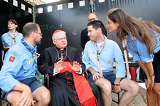 Lo Zaia (a sinistra) e lo Scola (a destra) con alcuni splendidi frutti dei loro "luoghi unici di dialogo e di incontro, dove vengono trasmessi, soprattutto ai giovani, quei valori e quegli ideali che appartengono alla nostra storia e alla nostra cultura".