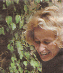 Stefania Craxi mentre depone un fiore e mentre prega sulla tomba di Bettino Craxi (da La Repubblica di luned 18 gennaio 2010).