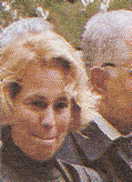 Stefania Craxi mentre depone un fiore e mentre prega sulla tomba di Bettino Craxi (da La Repubblica di luned 18 gennaio 2010).