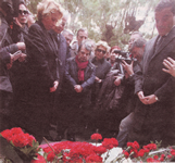 Stefania Craxi sulla tomba del padre