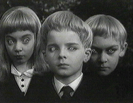 I mostruosi bambini de "Il villaggio dei dannati" (1960), dell'inglese Wolf Rilla, dal romanzo "The Midwich cuckoos" ("I cuculi di Midwich") di John Wyndham. Film e libro, nel 1995, hanno ispirato a John Carpenter un "remake" assai pi valido di entrambi.