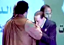 Il Berlusconi bacia le mani del Gheddafi.