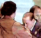 Per la serie "Gratta un cosiddetto Capo e troverai un propriamente detto Servo", il Berlusconi bacia le mani del Gheddafi e del Ratzinger.