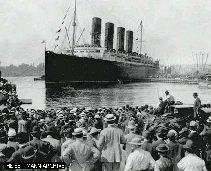 In questa foto d'epoca, la nave britannica Lusitania lascia il porto di New York per compiere il suo ultimo viaggio (1915): durante la navigazione al largo della costa irlandese la nave fu attaccata da un sottomarino tedesco e in venti minuti affond. L'affondamento cost la vita a 1198 persone, tra cui molti cittadini statunitensi. Questo episodio costitu uno dei fattori che determinarono la partecipazione degli Stati Uniti alla Prima guerra mondiale. (Dall'Enciclopedia Microsoft Encarta 2001).