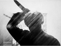 Norman Bates, nei panni di sua madre, accoltella a morte una donna in "Psycho" (1960), di Alfred Hitchcock, dallomonimo romanzo di Robert Bloch (1917 - 1994).