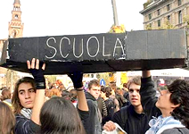 Il Berlusconi, con i suoi scherani Tremonti e Gelmini, spezza le reni alla Scuola.