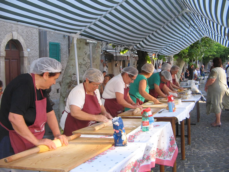 1. Ad Anticoli, il 17 luglio 2010, si  svolta la Ia edizione del concorso "La Sfoglia dOro", indetto dallassociazione "Donne di Anticoli Corrado": la sfoglia pi bella  stata premiata con una targa,  dopo di che tutte le sfoglie sono state trasformate in fettuccine e, con un buon sughetto fatto dalle Donne anticolane, sono state degustate in piazza con immenso piacere dei degustatori. Noi ceravamo e ci siamo molto divertiti. E forse qualcosa pi che divertiti: siamo rimasti affascinati...