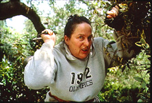 Liattrice Pam Ferris  Agata Trinciabue nel film "Matilda!" (1996), di Danny De Vito, basato sull'omonimo romanzo di Roald Dahl (1916 - 1990). Nella traduzione italiana del libro, Agata Trinciabue si chiama Agata Spezzindue, ma il concetto  il medesimo ed  da millenni lo stesso: i bambini non sono umani, sono bestie, dunque capiscono solo le botte.