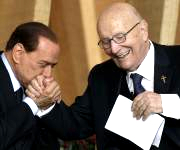 Per la serie "Immagini che sembrerebbero provare una totale insensibilità fisica di Silvio Berlusconi": Silvio Berlusconi e Luigi Verzé.