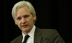 Nemici della libert di espressione e dei diritti dei cittadini: Barack Obama e Joe Biden alleati dei Repubblicani contro Julian Assange.