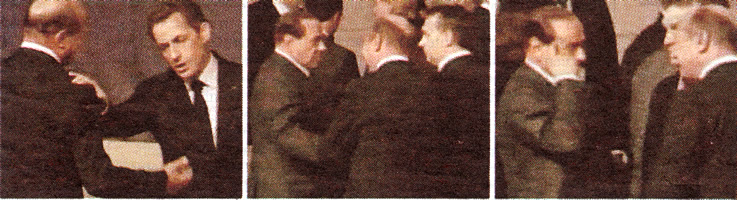 A sinistra (da "La Repubblica" del 20 novembre 2010) il Berlusconi, al vertice della Nato in Portogallo, con le sue smancerie sembra suscitare l'ilarit del Sarkozy e di un altro leader. A destra (da "La Repubblica" del 23 novembre 2010) il Berlusconi, sempre alla Nato, sembra vendicarsi dando del matto al Sarkozy, che poco prima aveva suscitato il disappunto del rumeno Basescu troncando la conversazione con lui.