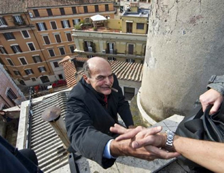 In alto i cuori (e i sigari) e in alto gli occhi (e i mignoli e gli anulari incrociati): Pierluigi Bersani e Nicola Nichi Vendola.