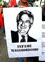 Un'immagine del Bonanni alla manifestazione della Fiom del 16 ottobre 2010.