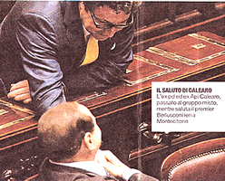 Per la serie "Utilizzatori finali di mani": Silvio Berlusconi stringe la mano che ha stretto la mano di Walter Veltroni. (A difesa del Veltroni, tuttavia, si potrebbe sostenere che lui, almeno, non riusciva a guardare in faccia il Calearo).