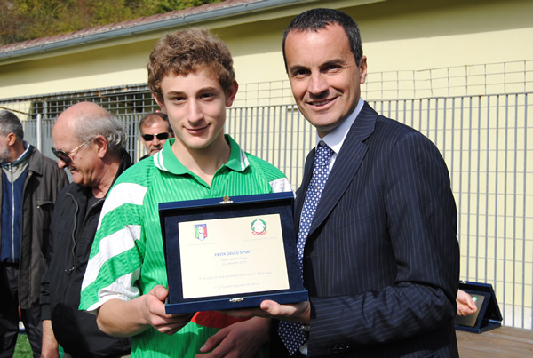 24. Il capitano della squadra della Rosatelli riceve il premio. (Clicca sulla foto se la vuoi in formato desktop!)