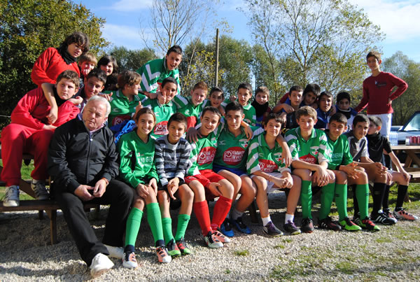 1. I giovani atleti della Rosatelli di Arsoli, Anticoli Corrado, Camerata, Riofreddo e Roviano posano per una foto ricordo insieme al preside Michelangelo Scrocca. Hanno appena vinto contro il Cerreto (5-1) e stanno per vincere contro il Vicovaro (2-1)! (Clicca sulla foto se la vuoi in formato desktop!)