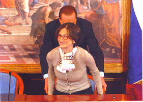 Per la serie "Le maestre rigorose": Mariastella Gelmini, la sua poltrona e Silvio Berlusconi.