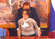 Il Berlusconi mentre "parla" con la Gelmini e la Gelmini mentre "parla" con studenti e professori.