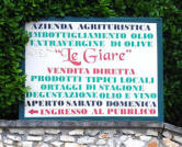 L�azienda agricola Le Giare, di Pietro e Doria D�Ulizia (sabato e domanica, cell. 333 316 19 47) � ad Arsoli, in provincia di Roma (clicca qui per la mappa), in localit� Colle del Prete, all�inizio della via che da Arsoli porta a Cervara: una localit� la cui bellezza, unita alla gentilezza, alla simpatia e alla competenza di Pietro e Doria, rende ancora pi� squisiti i loro ottimi prodotti e la loro sapienza gastronomica.