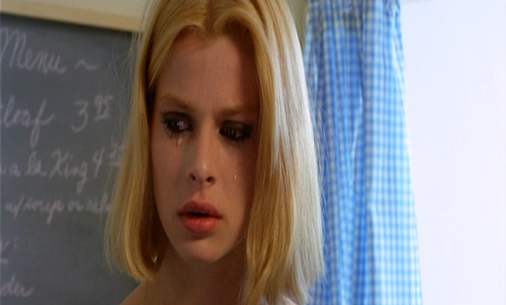 Dedichiamo questa immagine, e il consiglio di rivedere Nastassja Kinski in "Paris, Texas", di Wim Wenders (1984), a chi proprio non arriva a immaginare la tragedia che  nell'infanzia e in tutta la vita di un essere umano che si prostituisce.