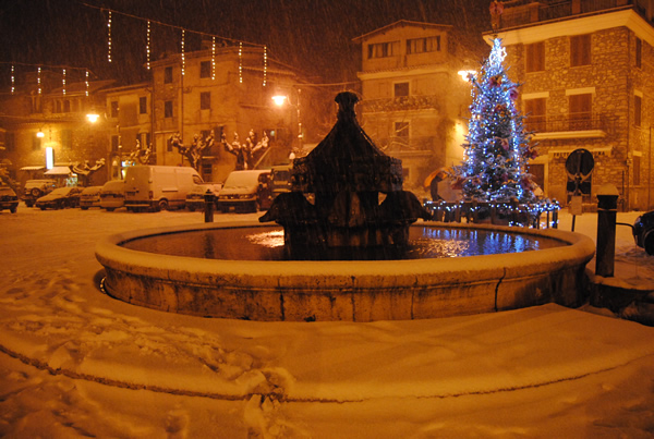 1. Piazza delle Ville e la fontana di Arturo Martini.